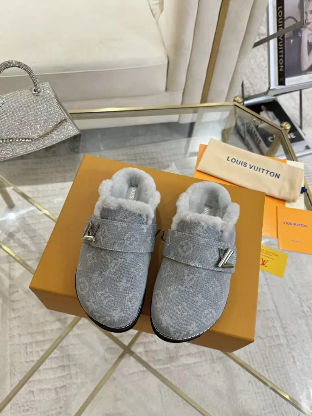 p600✨ LV Couple’s Wool Slippers｜Full of high-end feel, the soles of your feet are luxurious✨ We have achieved the ultimate restoration of the "higher version" of this pair of LV classic toe-toe slippers! 👫💫 🌟 The core advantages are clear at a glance: ✔️ Original jacquard + cowhide fabric, delicate texture, high-end at first glance; ✔️ 280% pure wool lining, wearing barefoot is like stepping on clouds ☁️, soft and skin-friendly and not sweaty; ✔️ Non-slip rubber bottom + three-dimensional toe design, super stable for walking, fashionable and practical!  👀 Must-have attention to detail: Belt buckle + classic LV presbyopic elements, revealing the aura of a big-name brand in a low-key manner ~ Whether it is a couple dating or a trip with besties, both of them are the focus when they go out👟💖 ✨ Easily match the wardrobe: jeans + sweaters, lazy and casual style ✔️ Coat + skirt, refined and elegant ✔️ One pair of shoes can handle a variety of styles, and the sense of luxury is never artificial ~ #LV slippers #couple outfit #High-End Customization #Quality Shoes Recommendation Fabric: Yangjing/classic jacquard fabric Lining: Imported wool lining Sole: Original rubber sole Size: Female 35-41 Male 38-46